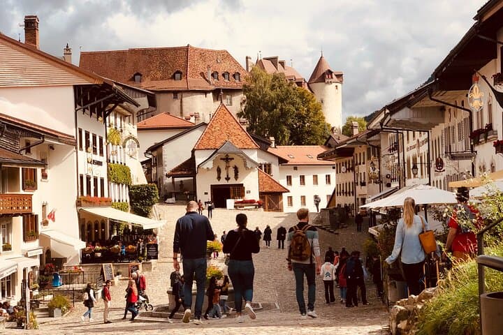 Private Swiss Cheese and Chocolate Experience with Local Host