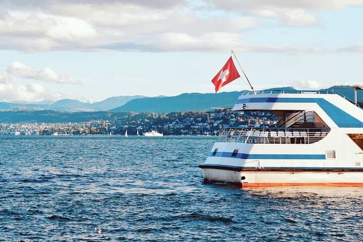 Private audio book city rally around Lake Zurich in Zurich