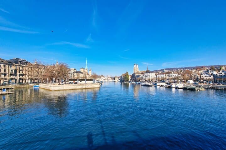 Private audio book city rally around Lake Zurich in Zurich