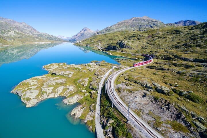 Between Lakes and Alps I 7-Day Guided Tour with Accommodation in Switzerland