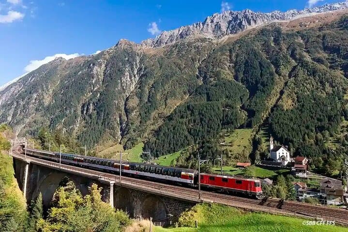 Between Lakes and Alps I 7-Day Guided Tour with Accommodation in Switzerland