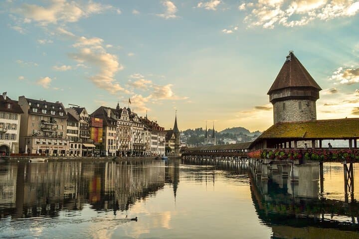 Lucerne: Private Customizable City Walking Tour