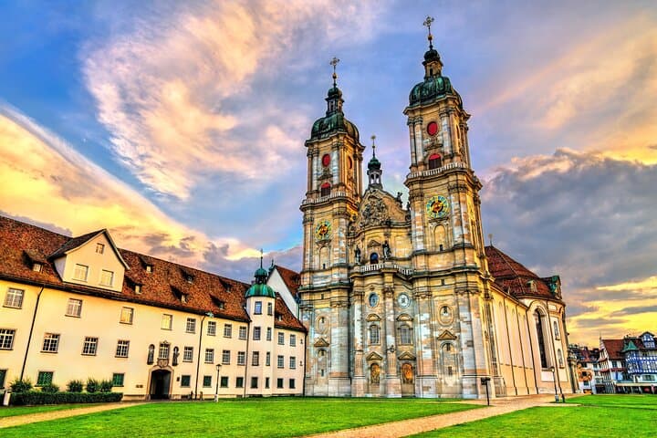 Private transfer: Zurich to St. Gallen, 2h stop in Schloss Kyburg