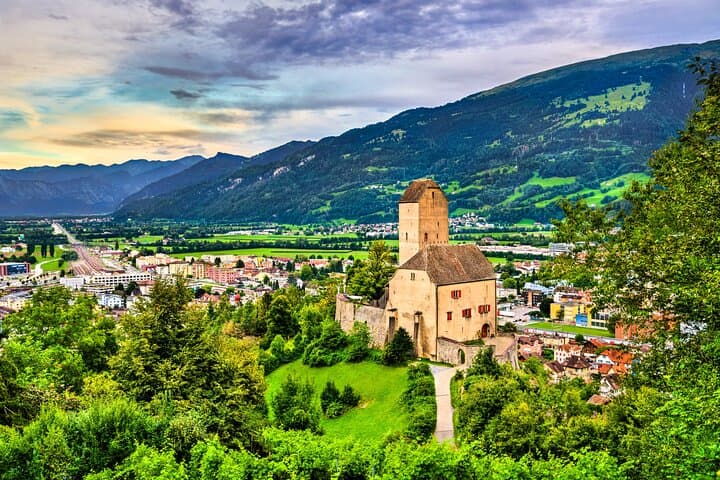 Private transfer: Zurich to St. Gallen, 2h stop in Schloss Kyburg