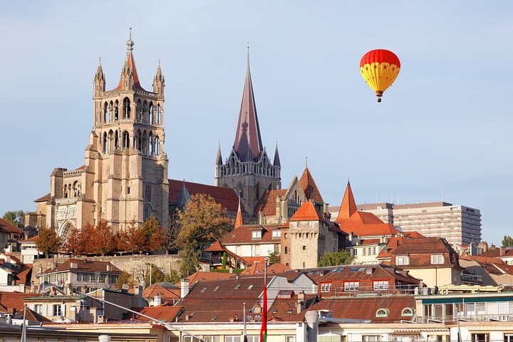 Private transfer: Zurich to Lyon, 2h sightseeing stop in Lausanne