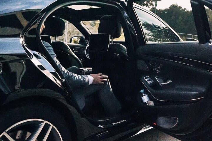 Airport Transfer: Geneva Airport GVA to Geneva by Business Car