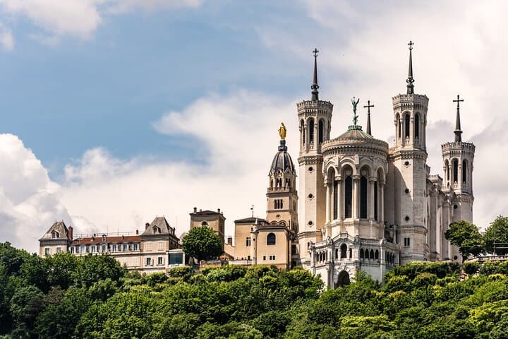 Private transfer from Geneva to Lyon with 2h stop in Chambery