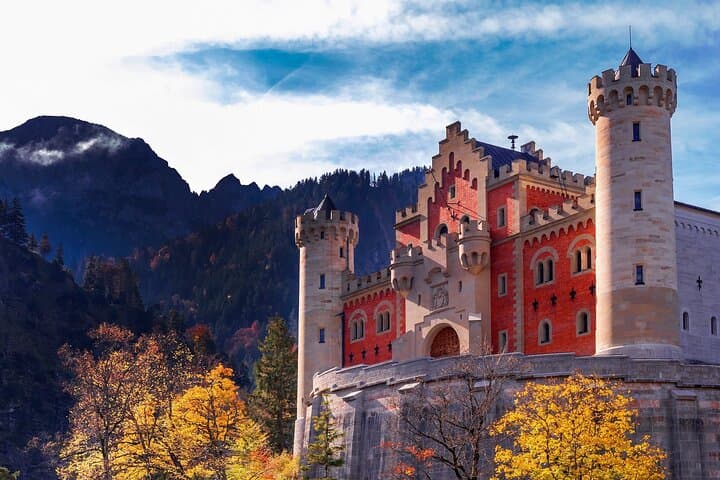 Private day trip to Neuschwanstein and Lindau from Zurich