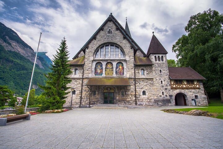 Private transfer: Zurich to Vaduz, 2h of sightseeing in Balzers