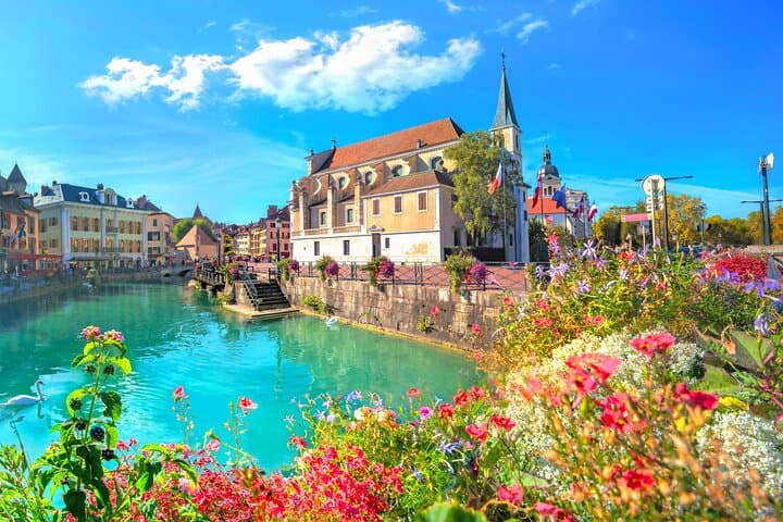 Private transfer from Geneva to Genoa with 2h stop in Annecy