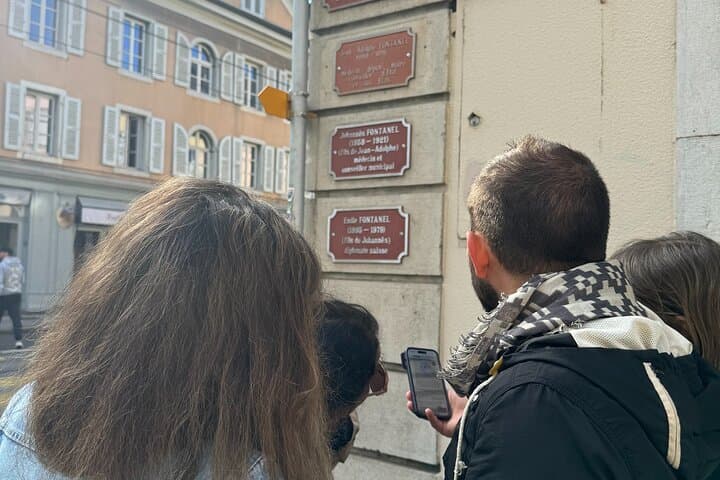 Visit Carouge With A Historical Track Game on Smartphone