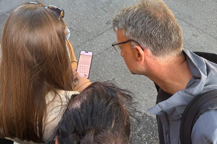 Visit Carouge With A Historical Track Game on Smartphone