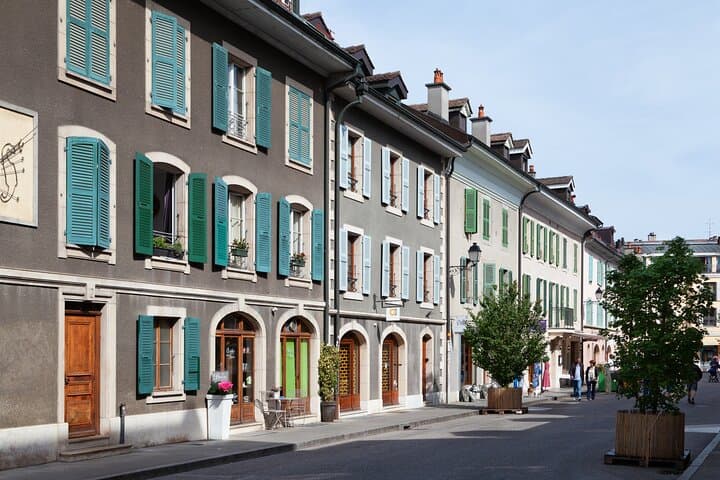 Visit Carouge With A Historical Track Game on Smartphone