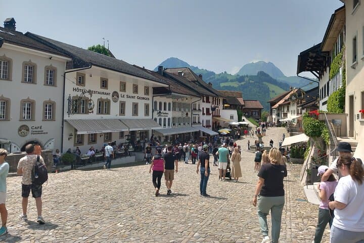 Discover the Gruyere Medieval Town with Private Tour from Geneva