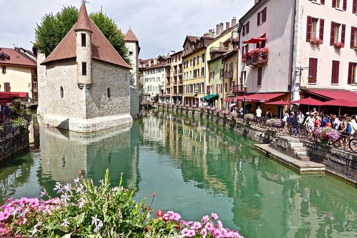 Private Tour to Annecy with skyglass roof top bus from Geneva