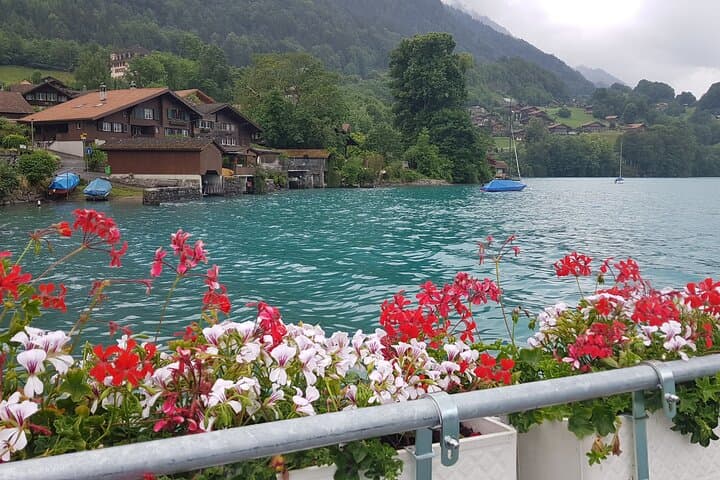Private Swiss Alps Tour Lauterbrunnen, Villages, lakes Waterfalls