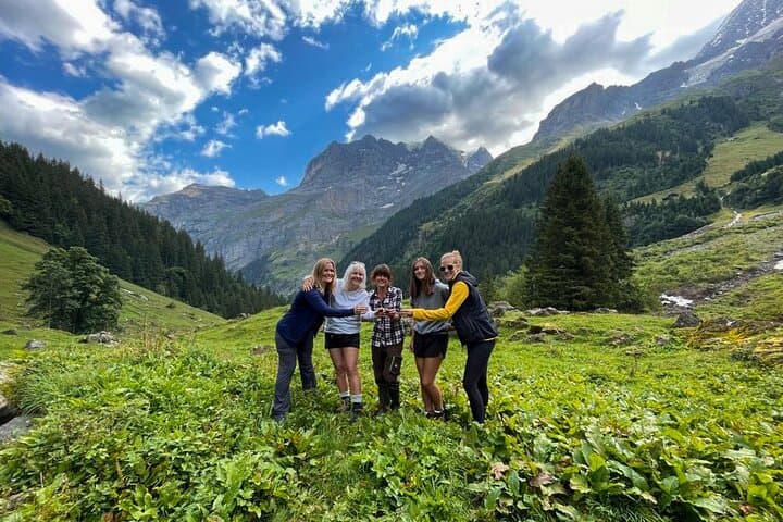 Lauterbrunnen Private Hike and Paraglide Experience