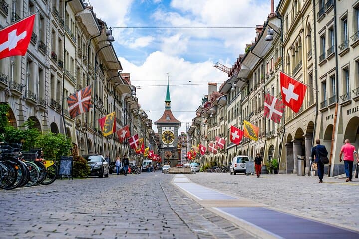 Strolling along the iconic Bundesgasse toward the Zytglogge.