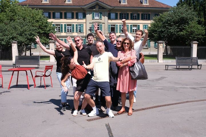 Smiles & sunshine in Bern – Our happy group ready for a delicious adventure through the Old Town