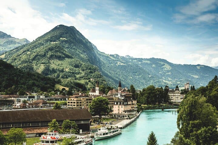 Swiss Valley Wonders: Lauterbrunnen, Interlaken & Grindelwald