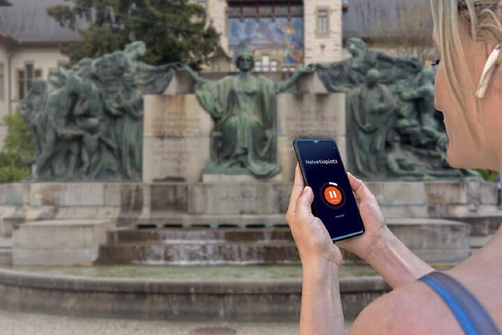 Tour of Bern in freedom: In front of one of the famous allegorical fountains of the Renaissance.