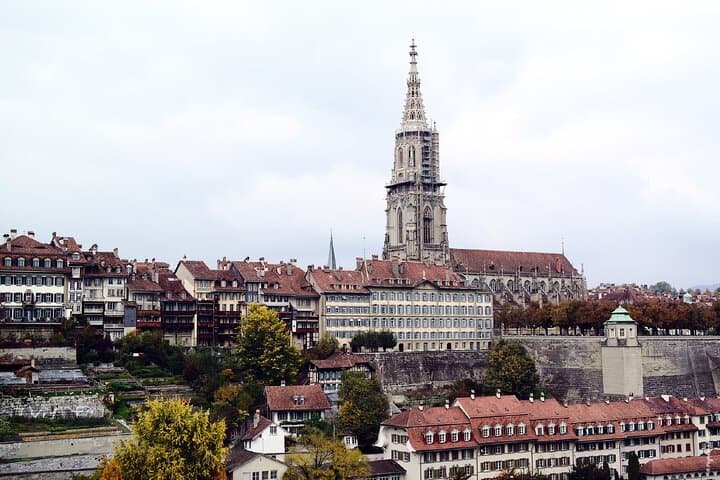 Old Town of Bern: Panorama of the red tiled roofs and the Collegiate Church (Münster).