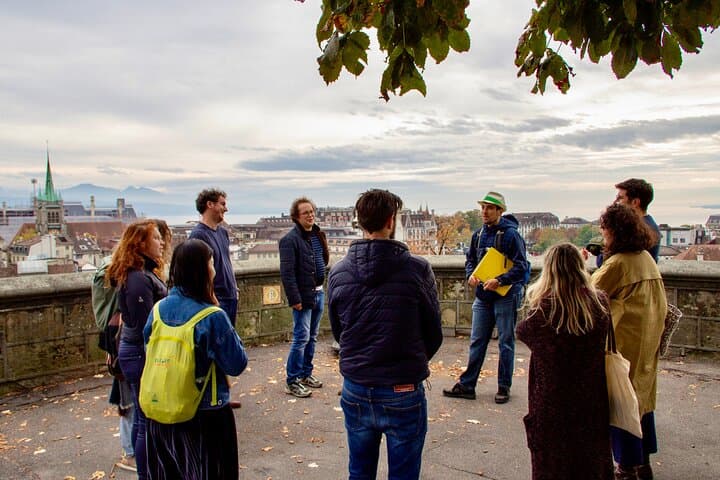 Point explanation of the Guide on the magnificent viewpoint of the Cathedral Esplanade.
