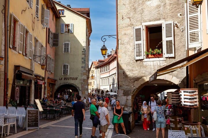 Private Geneva daytrip for Annecy Castle Tour