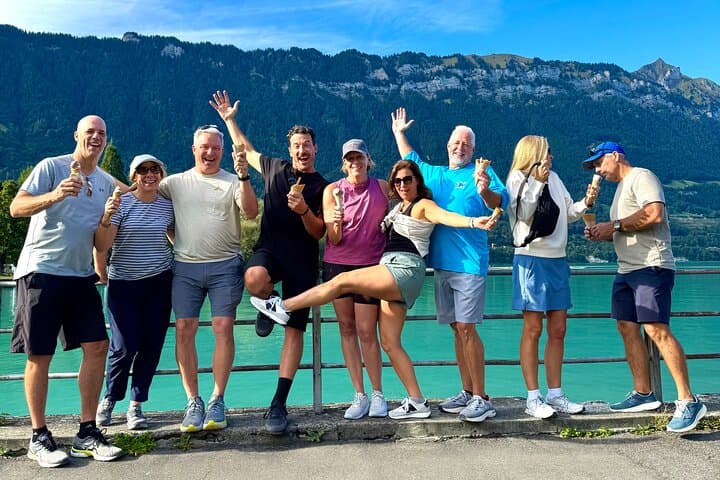 Fun group moment by Lake Brienz during the e-bike tour