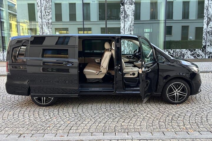 Private One Way Transfer from Zurich Airport to Innsbruck-Center