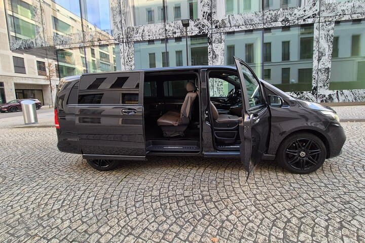 Private One Way Transfer from Zurich Airport to Innsbruck-Center