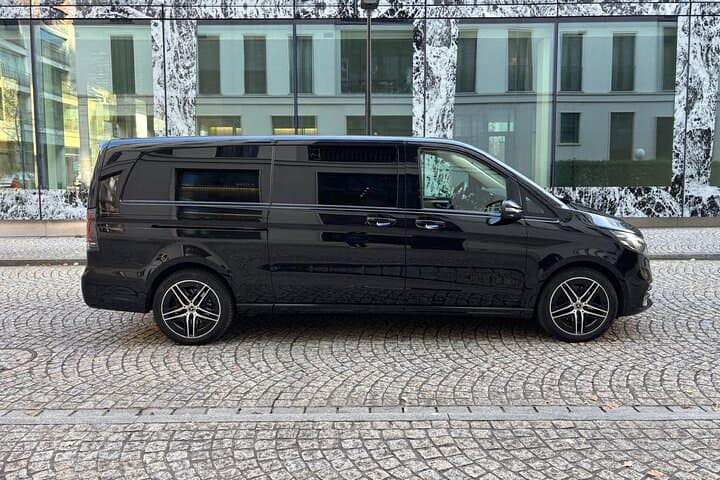 Private One Way Transfer from Zurich Airport to Innsbruck-Center