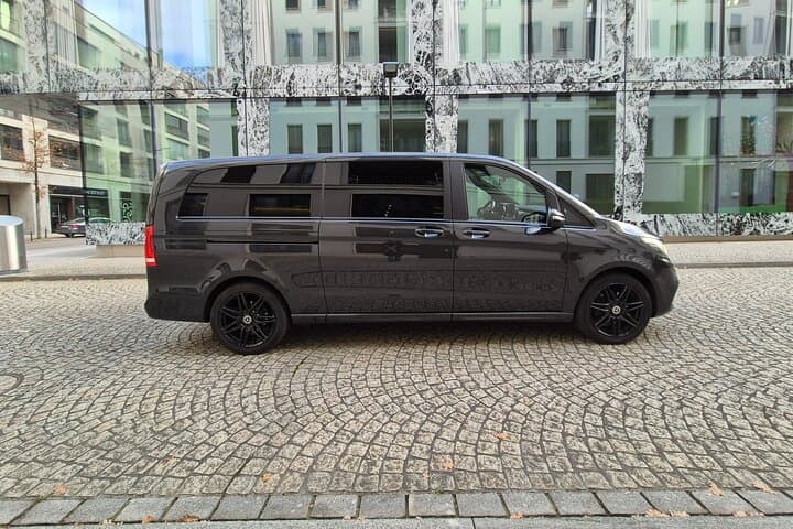 Private One Way Transfer from Zurich Airport to Innsbruck-Center