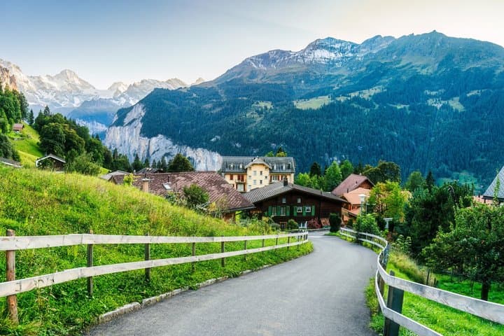 Private Walking Tour in Wengen with alpine views