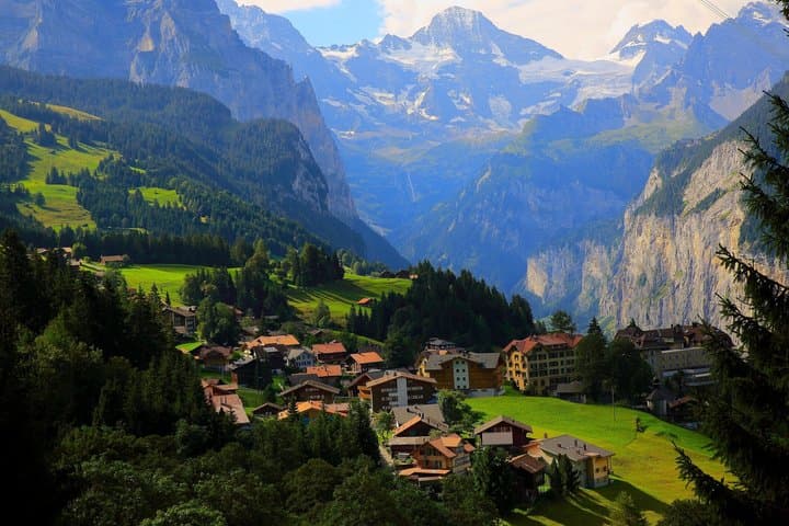 Private Walking Tour in Wengen with alpine views