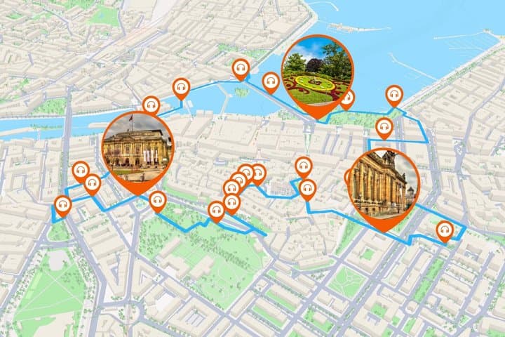 Full tour: An elegant walk between lakeshores, parks and museums.