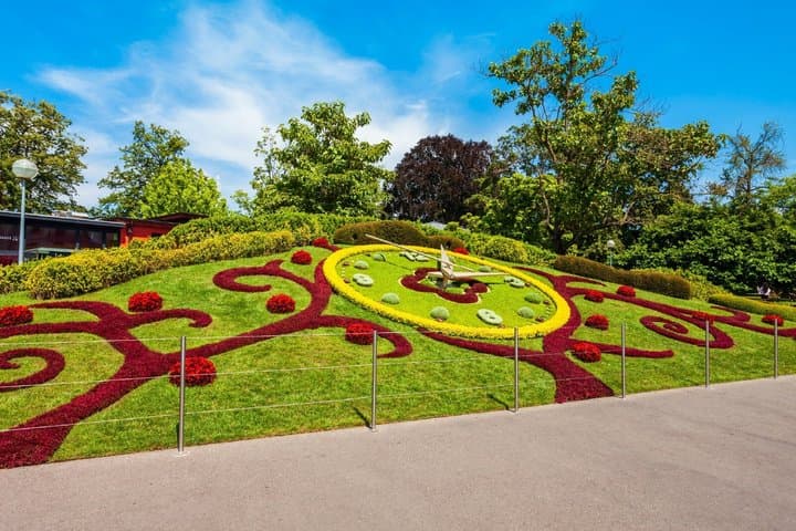 Flowered Clock: The famous symbol of Swiss watchmaking excellence, located in the English Garden.