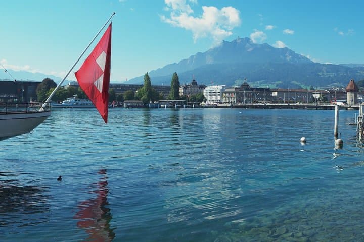 Lake Lucerne: A magnificent and soothing view of the crystal clear waters of the lake, a real gateway to the Swiss Alps.
