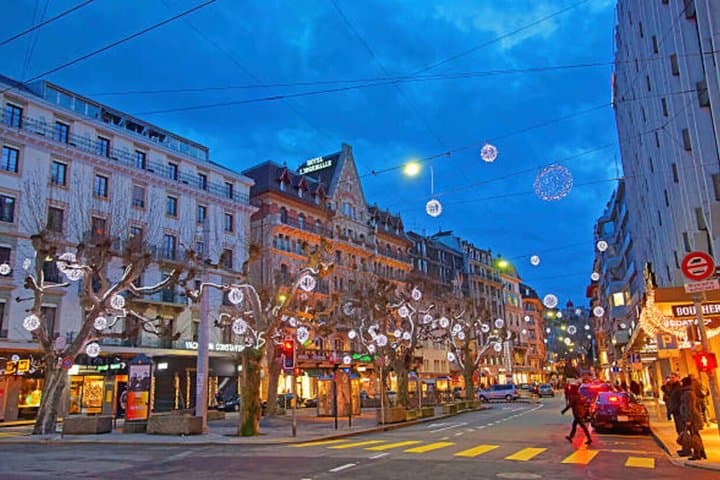 Private Christmas Walking Tour in Geneva Old Town