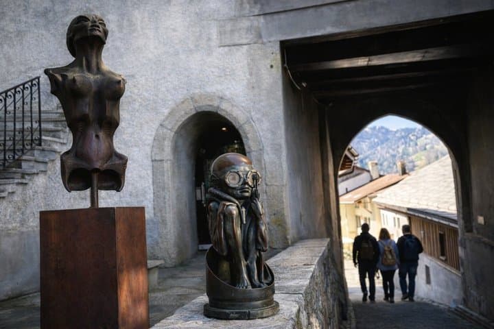 Art, Castle & Aliens: HR Giger Museum Full-Day Tour from Geneva