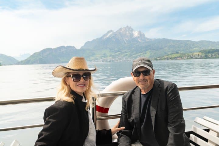 Lucerne: Lake Cruise and Old Town Tour with Guide & Photographer