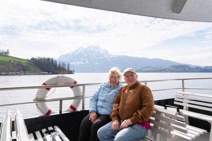 Lucerne: Lake Cruise and Old Town Tour with Guide & Photographer