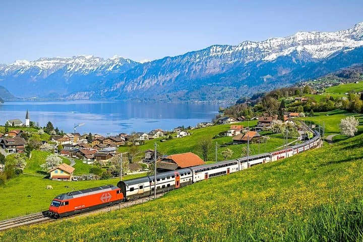 From Bern: Thun Day Trip by Train with Lake Cruise & Cheese