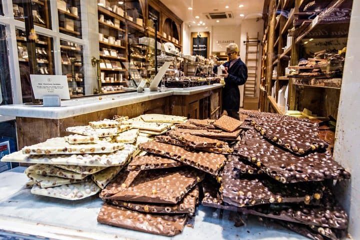 Lucerne: Chocolate Tasting and Walking Tour with a Local