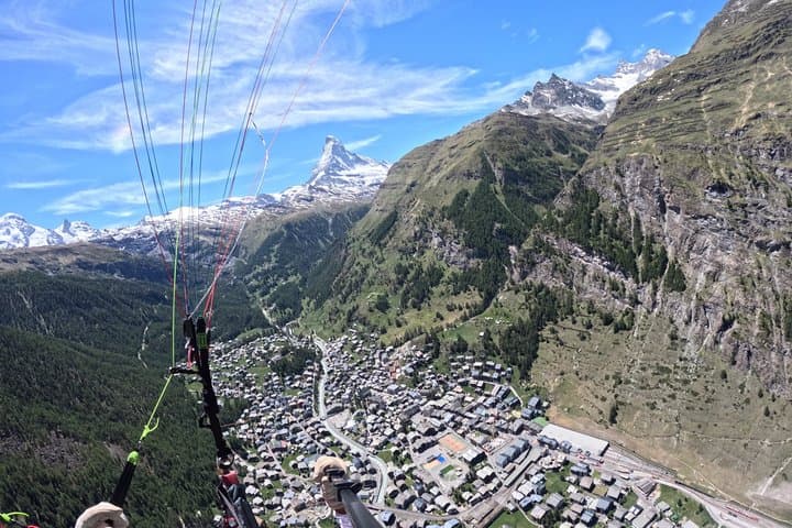 Panoramic Paragliding Flight in Zermatt Matterhorn (15-20min)