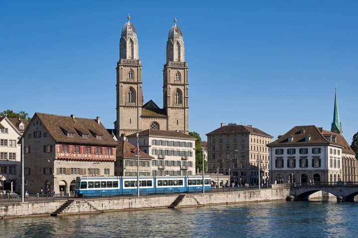 Private Customizable Historical Walking Tour in Zurich