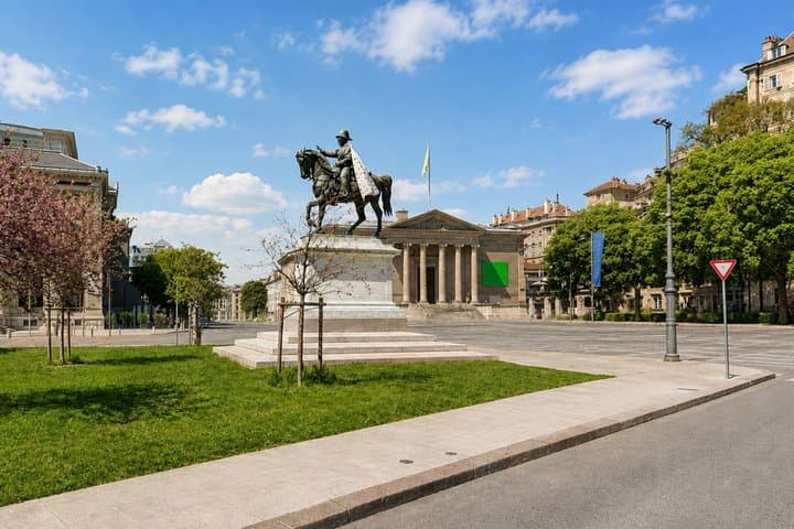 Geneva Scavenger Hunt & Highlights Self-Guided Walking Tour