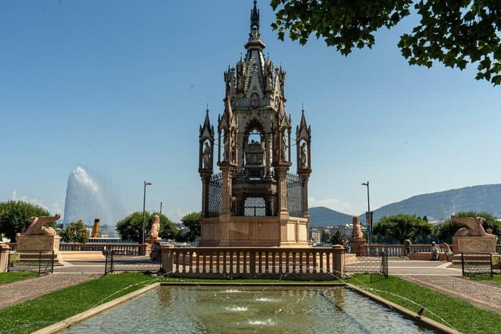 Geneva Scavenger Hunt & Highlights Self-Guided Walking Tour