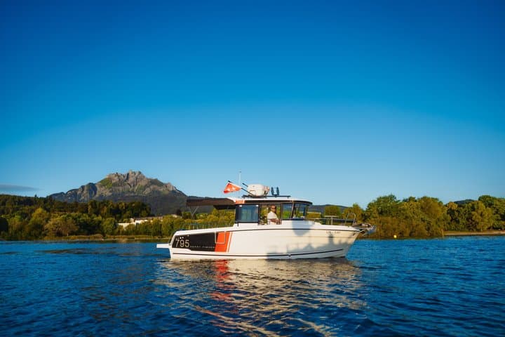 Lake Lucerne Grand Journey: Private Boat & Scenic Return