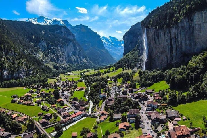 From Interlaken: Lauterbrunnen Valley Bike Tour with Swiss Picnic